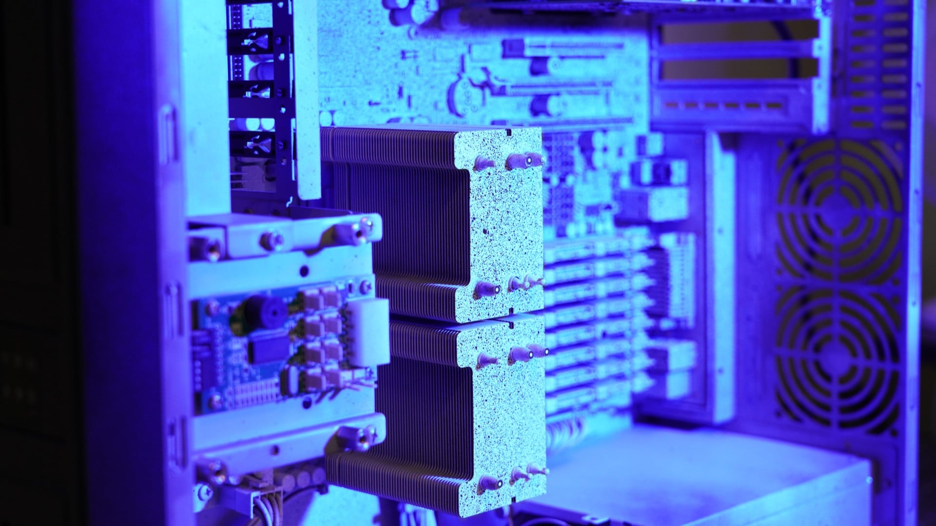 Computer mainboard deformation test with blue-light optical measurement