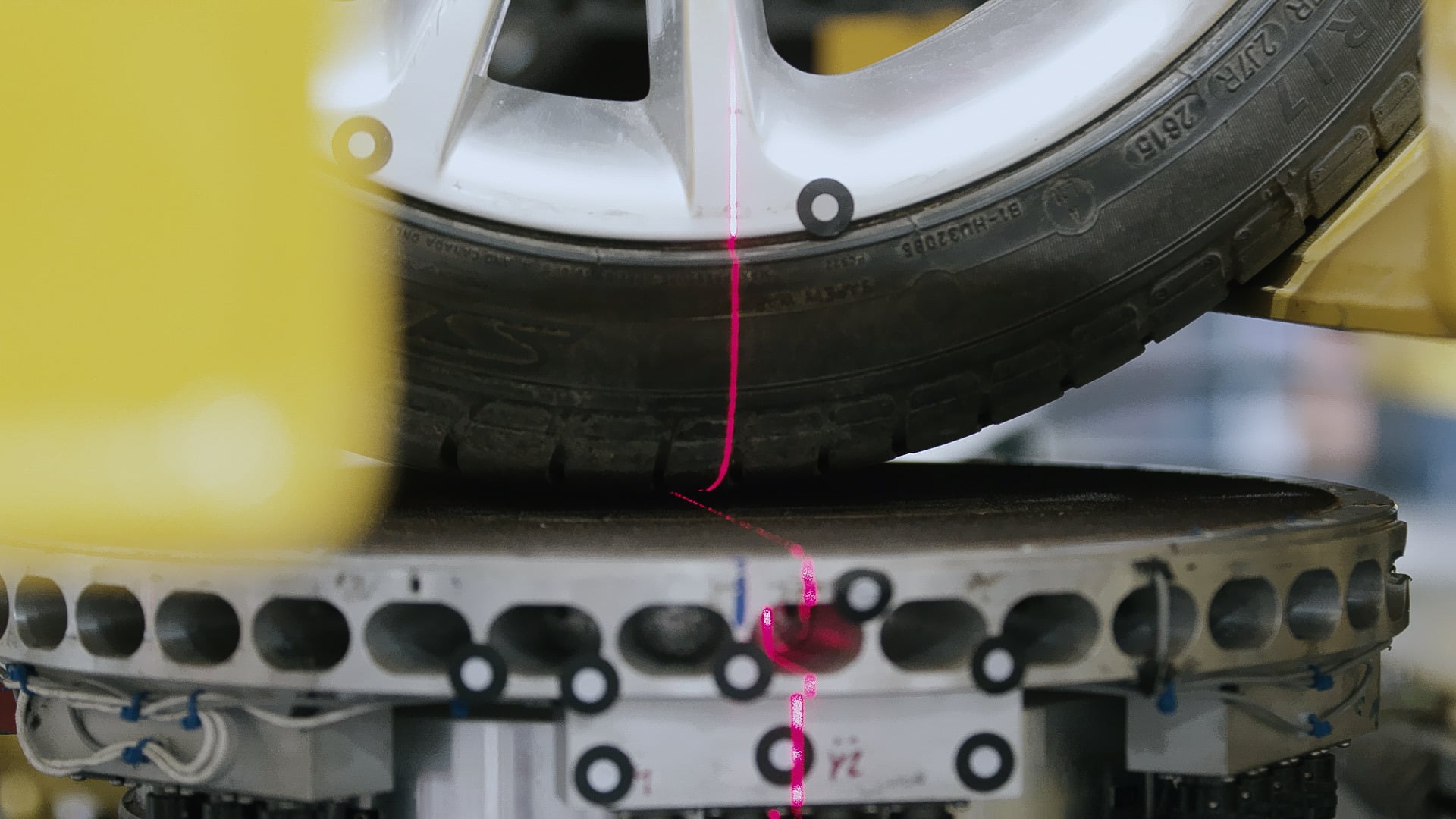 Wheel test setup for optical component deformation and motion measurement